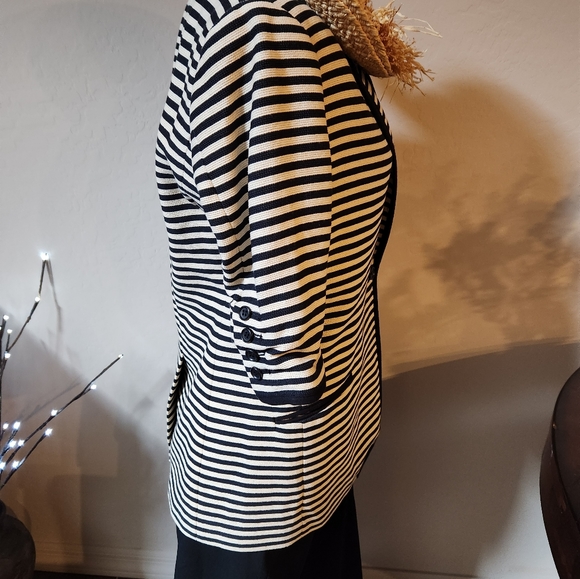 Elizabeth and James Blazer Size 4 - Picture 4 of 13